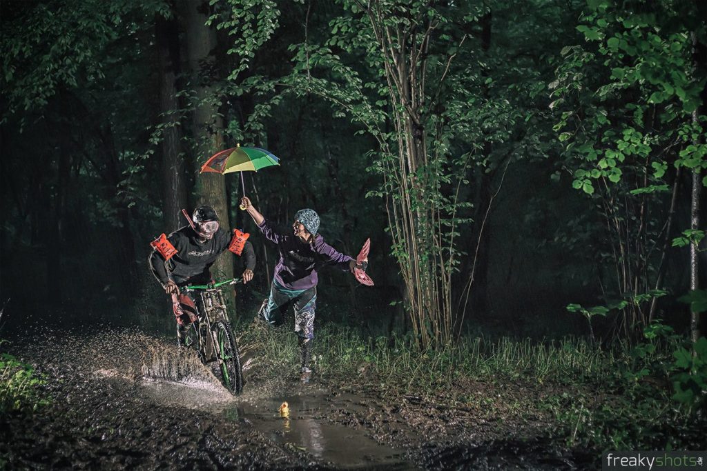 Mountainbiken im Regen mit Schirm